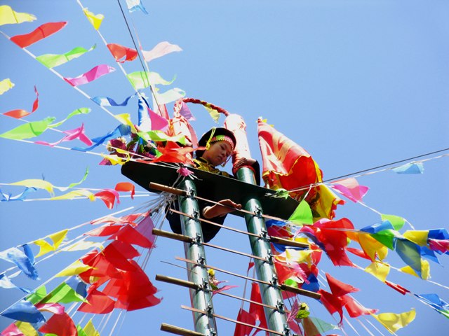 惊险的传统祭奠仪式“傈僳族上刀杆”