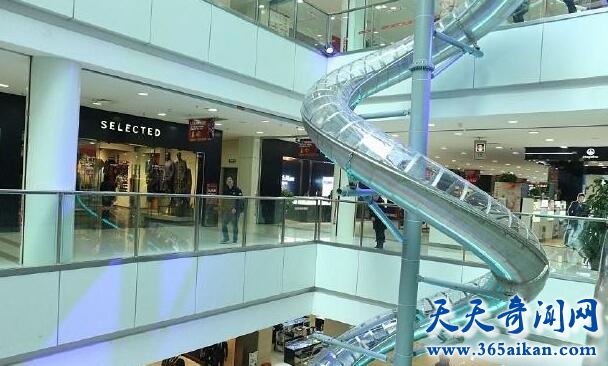 重庆商场现高空滑梯，高达16米你敢滑吗？