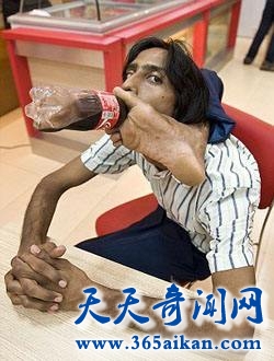 橡胶人伟杰手指反向压碎鸡蛋！橡胶人真的没有骨头吗？