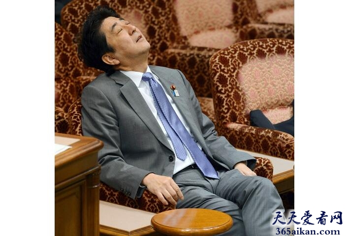 安倍葬礼上被疑睡觉3.jpg