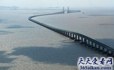 庞恰特雷恩湖堤道.jpg