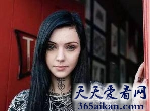 奇葩之最：英国女子为了心中的美丽切开舌头，挖掉肚脐