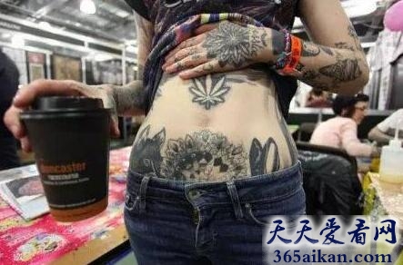 奇葩之最：英国女子为了心中的美丽切开舌头，挖掉肚脐