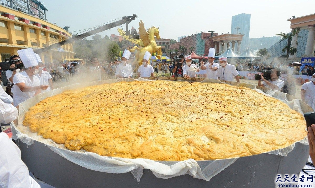 盘点世界十大巨型美食有哪些？挖掘机只能沦为锅铲！