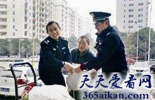 男子讨薪获18万枚一角硬币,让人哭笑不得！