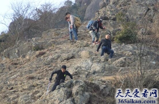 梦见上山又下山