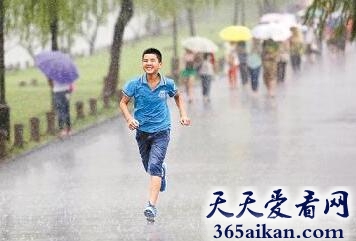 雨中奔跑