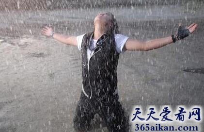 梦见淋雨是什么意思?梦见淋雨预示着什么?