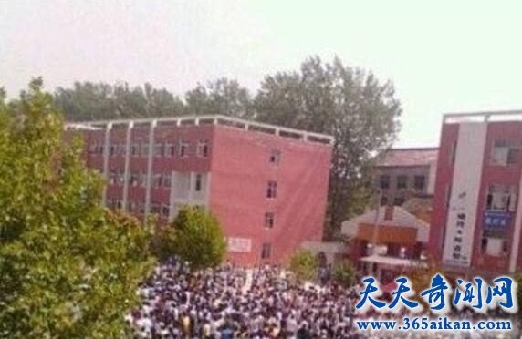 河南千名中学生打砸学校1.jpg