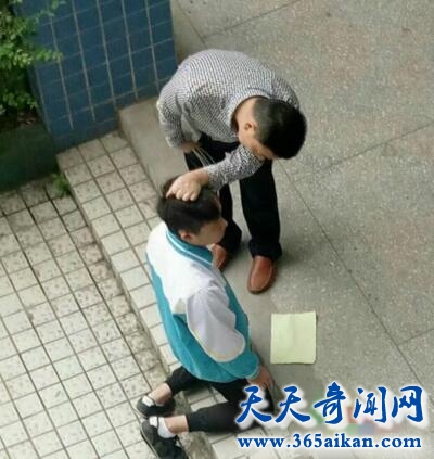 中学教师操场当众施暴 学生排队下跪遭鞭抽 男女不论！