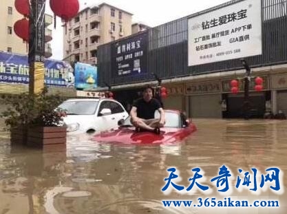 广州暴雨洪水洗劫珠宝城，雨停后世民纷纷在淤泥处挖宝！